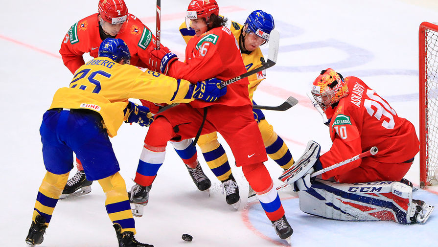 Во время матча 1/2 финала молодежного чемпионата мира по хоккею U20 между сборными командами Швеции и России в чешской Остраве, 4 января 2020 года