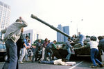 Защитники Белого дома пытаются остановить танк, 19 августа 1991 года
