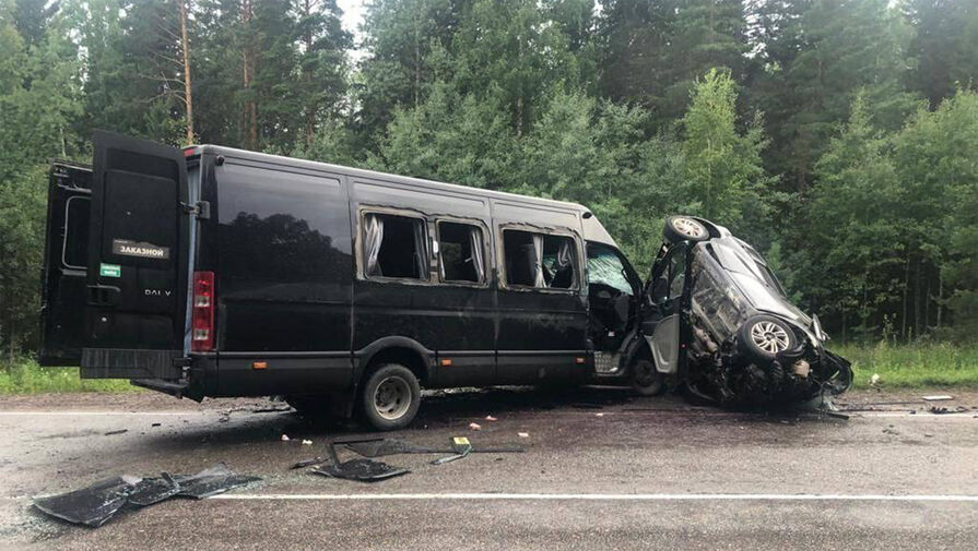 В Красноярском крае легковой автомобиль столкнулся с автобусом, погибли два человека