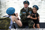 Во время празднования Дня Воздушно-десантных войск в Парке Горького в Москве, 2 августа 2023 года