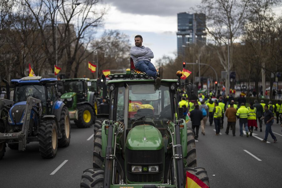 Фермер на&nbsp;акции протеста у&nbsp;здания Европейского парламента в&nbsp;Мадриде, Испания, 26&nbsp;февраля 2024&nbsp;года
