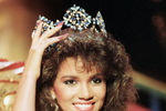 20-летняя мисс США Холли Берри из Огайо примеряет корону мисс мира во время репетиции финала конкурса, 1986 год