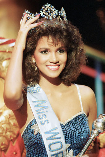 20-летняя мисс США Холли Берри из&nbsp;Огайо примеряет корону мисс мира во время репетиции финала конкурса, 1986&nbsp;год