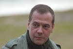 Премьер-министр РФ Дмитрий Медведев во время отдыха на берегу озера Ильмень