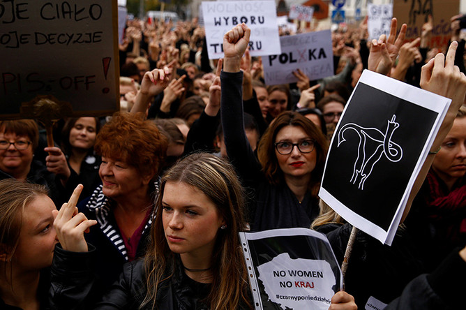 Митинг против запрета абортов в центре Варшавы