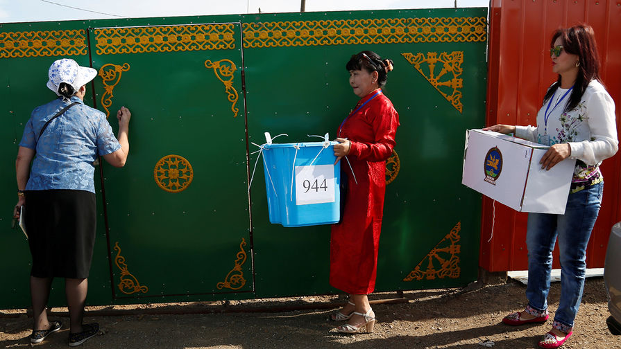 Члены избирательной комиссии несут урну для&nbsp;голосования по&nbsp;открепительным удостоверениям в&nbsp;один из&nbsp;домов в&nbsp;Монголии
