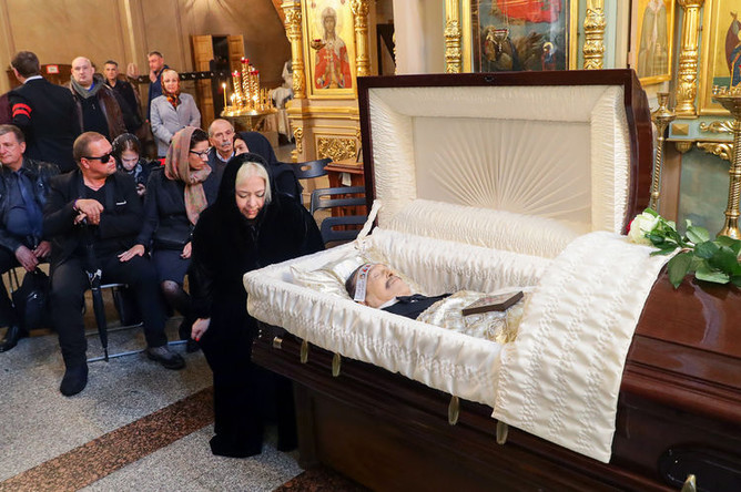 Вдова Вилли Токарева Юлия Бединская-Токарева во время церемонии прощания с певцом в Москве, 9 августа 2019 года
