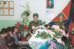 Во время церемонии прощания с главным старшиной АПЛ «Курск» Александром Неустроевым в его родном селе Лоскутово в Томской области, 31 октября 2001 года