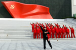 Посетители позируют для фото в Музее Коммунистической партии Китая, Пекин, 13 октября 2022 года