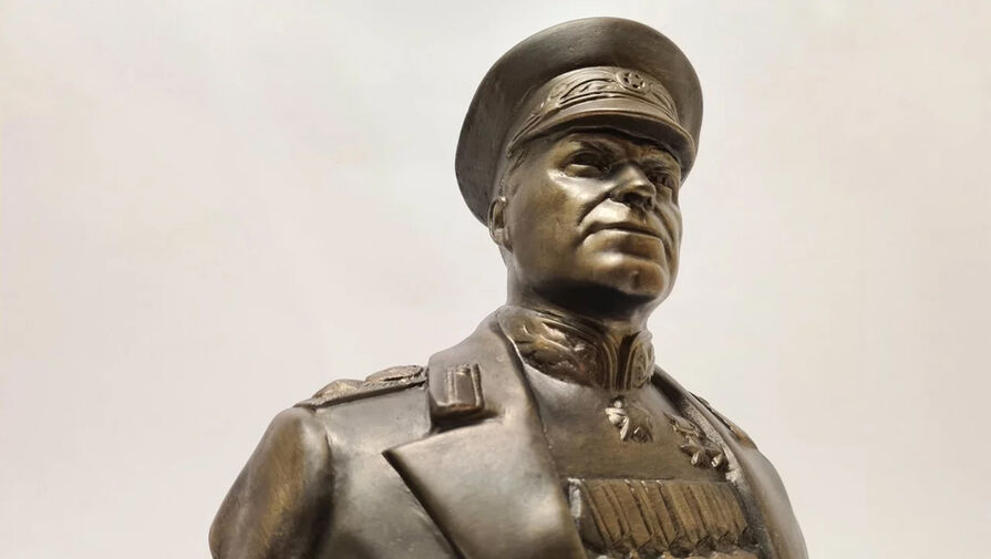 Российские политологи и военные эксперты получили посылки со статуэтками