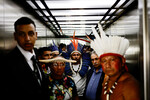 Бразильские коренные жители Мура прибывают на встречу во дворец Планальто в Бразилиа, Бразилия, 18 октября 2023 года
