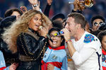 Певица Бейонсе и солист группы Coldplay Крис Мартин