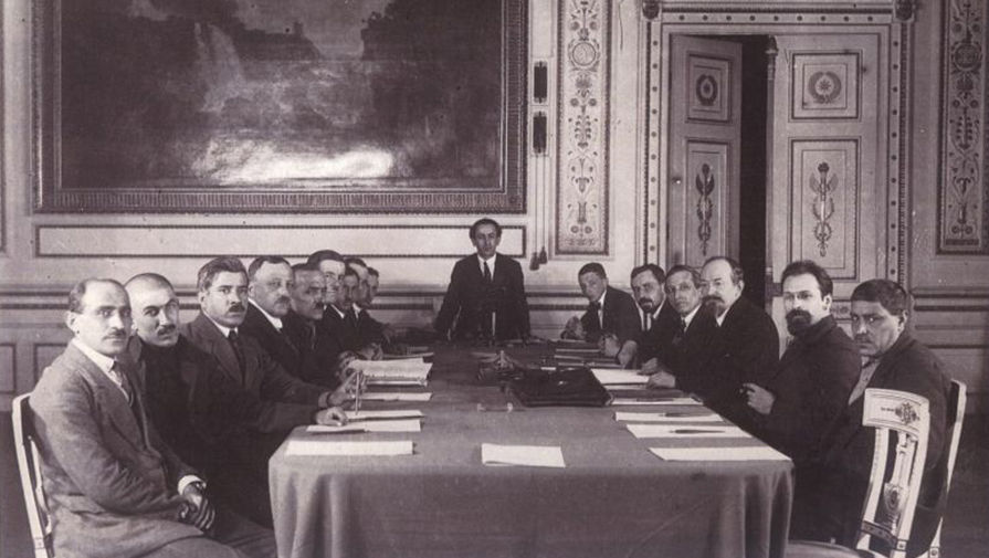 Чичерин (третий справа) во время подписания Московского договора о «дружбе и братстве» с Турцией