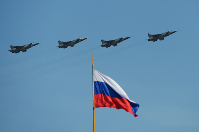 Истребители-перехватчики МиГ-31 БМ во время воздушной части военного парада в Москве в честь 71-й годовщины Победы в Великой Отечественной войне 1941-1945 годов