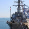 Ракетный эсминец ВМС США идет по Черному морю в Одессу
