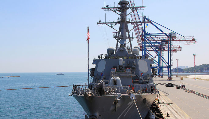 Корабль ВМС США, эсминец USS Ross (DDG71) в Одесском порту во время активной фазы...