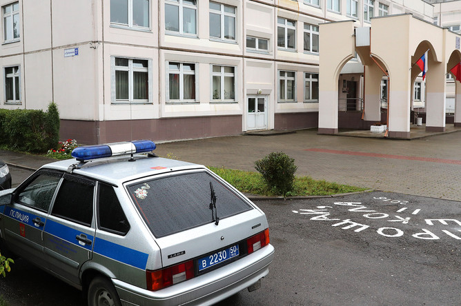 Автомобиль полиции около школы в Ивантеевке после инцидента со стрельбой, 5 сентября 2017 года