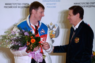 Бобслеист Александр Зубков (слева) и президент ОКР Александр Жуков