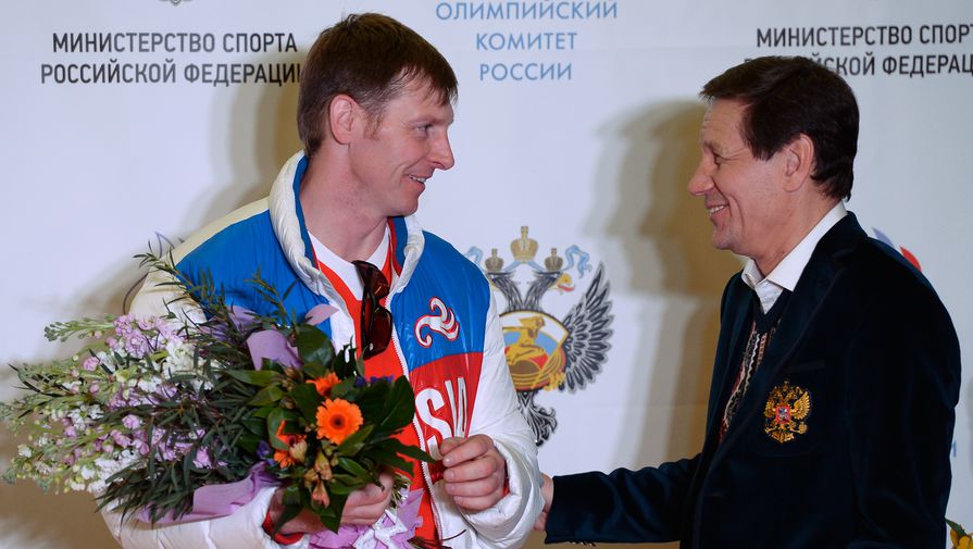 Бобслеист Александр Зубков (слева) и президент ОКР Александр Жуков