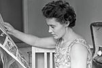 Марина Попович читает газету с сообщением о благополучном возвращении из космоса Павла Поповича и Андрияна Николаева, 1962 год