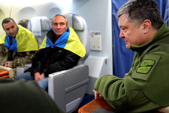 Президент Украины Петр Порошенко и украинцы, освобожденные из плена, в самолете, 27 декабря 2017 года