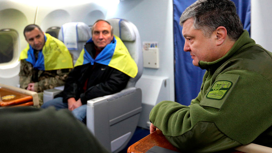 Президент Украины Петр Порошенко и украинцы, освобожденные из плена, в самолете, 27 декабря 2017 года