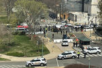 Сотрудники полиции на месте инцидента около Капитолия в Вашингтоне, 2 апреля 2021 года