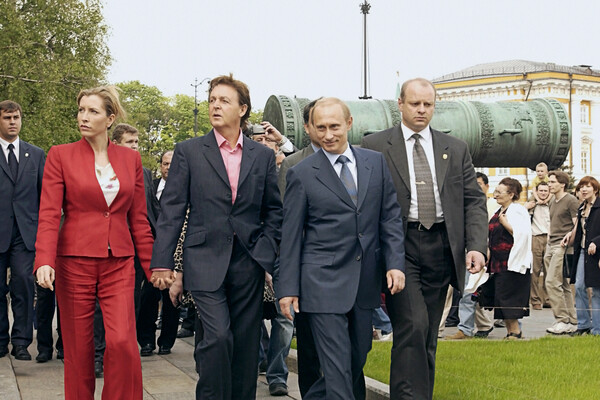 Президент России Владимир Путин показывает музыканту Полу Маккартни и его супруге Хизер Миллс (были в&nbsp;браке с&nbsp;2002 по&nbsp;2008 г.) достопримечательности Кремля, 2003&nbsp;год 
