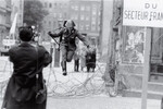 Петер Ляйбинг. «Прыжок в свободу». 1961 год
<br><br>Солдат перепрыгивает через колючую проволоку на третий день после начала возведения бетонной Берлинской стены