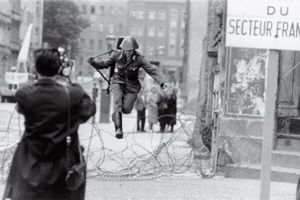 Петер Ляйбинг. &laquo;Прыжок в&nbsp;свободу&raquo;. 1961&nbsp;год
<br><br>Солдат перепрыгивает через&nbsp;колючую проволоку на&nbsp;третий день после начала возведения бетонной Берлинской стены