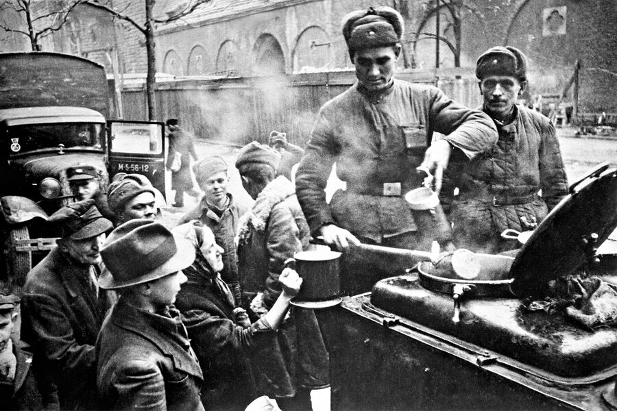 Советские солдаты раздают еду жителям Берлина, май 1945&nbsp;год
