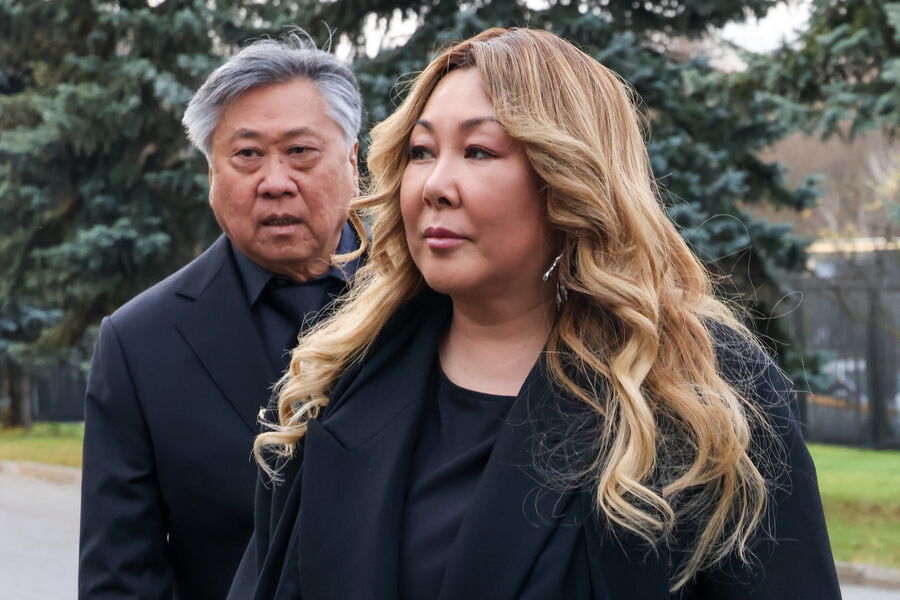 Певица Анита Цой с&nbsp;мужем Сергеем Цоем на&nbsp;церемонии прощания с&nbsp;телеведущим Юрием Николаевым в&nbsp;Москве, 8&nbsp;ноября 2025&nbsp;года