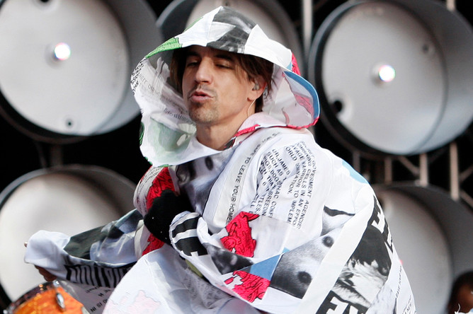 Вокалист группы Red Hot Chili Peppers Энтони Кидис во время концерта в Лондоне, 2007