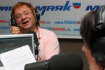 Ведущий Роман Трахтенберг во время работы в прямом эфире в студии радиостанции «Маяк», 2009 год