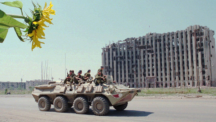 Российские войска во время патрулирования улиц Грозного, 25 июня 1995 года