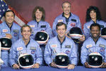 Члены экипажа космического шаттла «Челленджер» (слева направо): Майк Смит, Дик Скоби, Рон Макнейр, Эллисон Онидзука, Шэрон Маколифф, Грег Джарвис, Джудит Резник