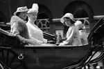 Принцесса Елизавета и ее сестра Маргарет, родившаяся в 1930 году, учились частным образом. Домашнее обучение фокусировалось на истории, английском языке, литературе и музыке. На фото королева Великобритании Елизавета со своей предшественницей, королевой Марией Текской, и дочерьми, принцессами Елизаветой и Маргарет, в 1937 году
