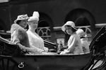 Принцесса Елизавета и ее сестра Маргарет, родившаяся в 1930 году, учились частным образом. Домашнее обучение фокусировалось на истории, английском языке, литературе и музыке. На фото королева Великобритании Елизавета со своей предшественницей, королевой Марией Текской, и дочерьми, принцессами Елизаветой и Маргарет, в 1937 году.
