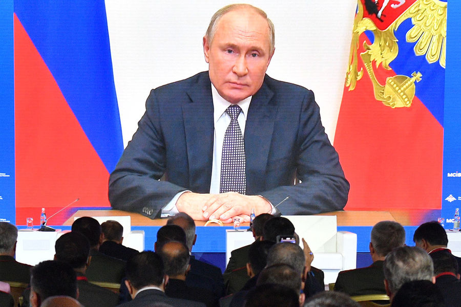 Участники и гости IX Московской конференции по международной безопасности смотрят видеообращение президента РФ Владимира Путина, 23 июня 2021 года