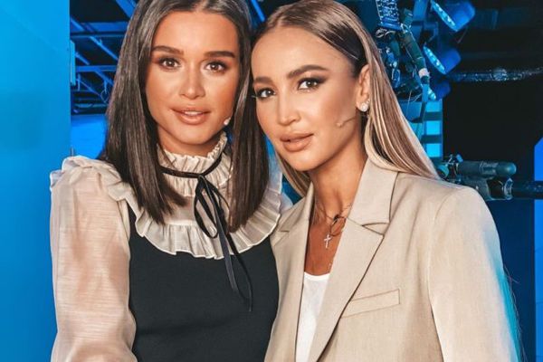 Mushukda barmoqlari bilan qizning surati Rus uslubidagi kunnilingusni onlayn tomosha qiling