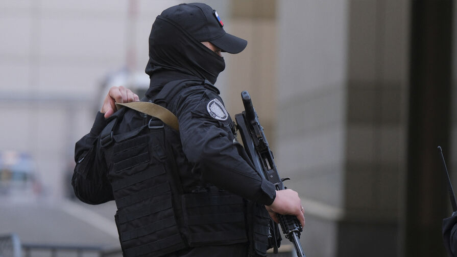Силовики ведут переговоры со стрелявшим по сотрудникам полиции в Петербурге