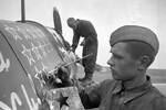 434-й истребительный авиаполк, Сталинградский фронт. Техник авиации Красной Армии наносит на фюзеляж истребителя Як-7Б новую звезду - отметку об еще одном сбитом самолете противника, 1942 год