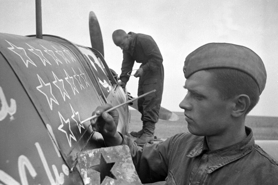 434-й истребительный авиаполк, Сталинградский фронт. Техник авиации Красной Армии наносит на&nbsp;фюзеляж истребителя Як-7Б новую звезду&nbsp;- отметку об еще одном сбитом самолете противника, 1942&nbsp;год