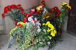 Цветы и свечи у подъезда дома в Донецке, в котором при взрыве в лифте погиб командир одного из подразделений ополчения ДНР Арсен Павлов, известный под позывным Моторола