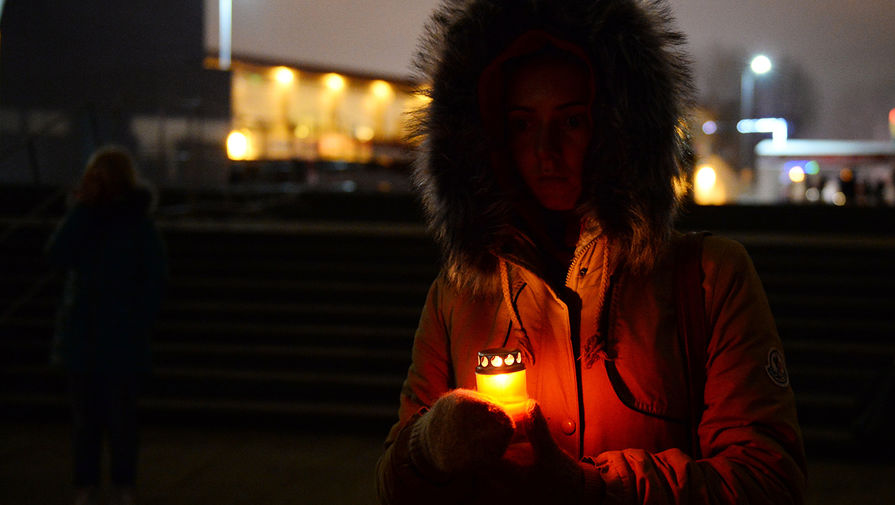 Девушка на&nbsp;акции памяти в&nbsp;Сочи, где самолет Минобороны РФ Ту-154 потерпел крушение у&nbsp;побережья Черного моря