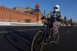 Участник Второго зимнего Московского велопарада возле Красной площади