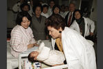 1992 год. Наина Ельцина во время посещения Пекинского центра охраны материнства