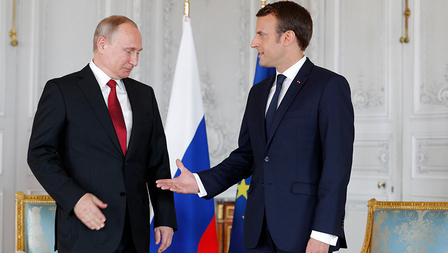 Президент Франции Эммануэль Макрон и президент РФ Владимир Путин во время встречи в Версале