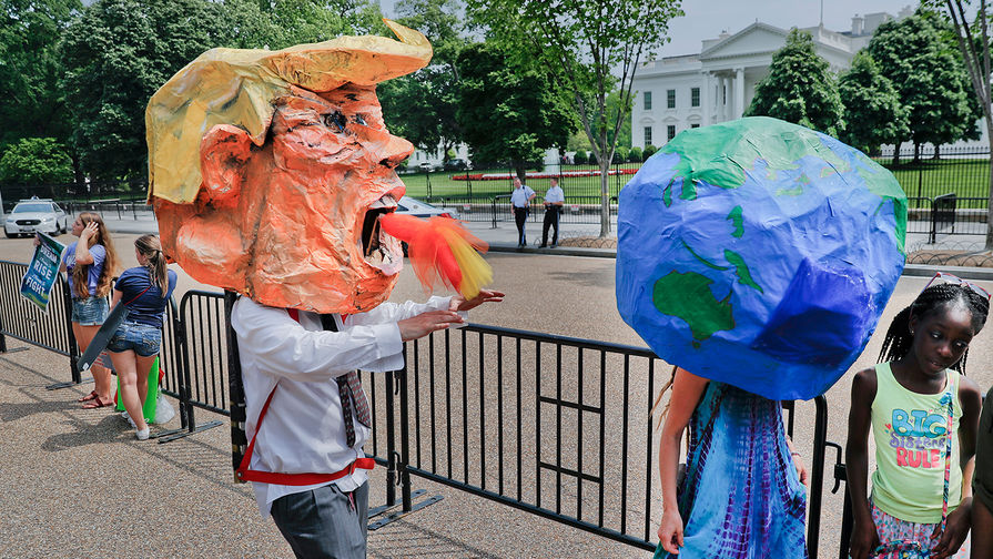Демонстрация против экологической политики президента США Дональда Трампа перед Белым домом в Вашингтоне, апрель 2017 года