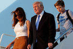 Дональд, Меланья и Бэррон Трамп прибывают в Вашингтон